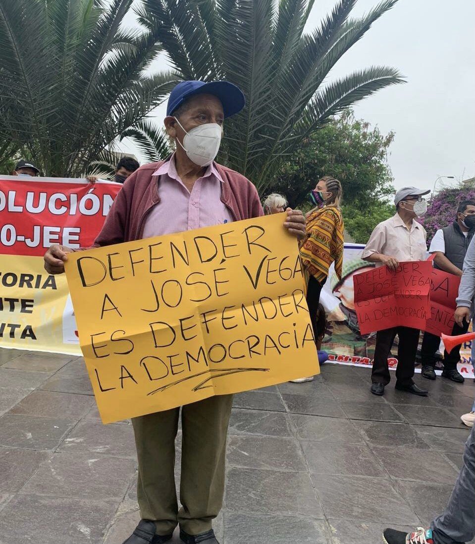 PrensaPeru2024's tweet photo. Gran Plantón de los seguidores de @JoseVegaUPP Frente al @JNE_Peru !!
@Latina_Noticias @noticiAmerica @PTV_Noticias @canalN_ @noticias_tvperu @atvmasnoticias @RPPNoticias @willaxtv @ucinoticias_pe @Caretas @kikesitov67 @peru21noticias @elcomercio_peru @larazon_pe @ExpresoPeru https://t.co/lRkzyP3cAy