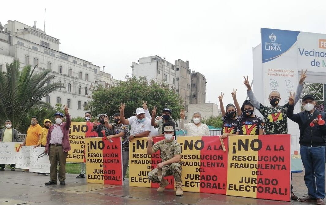 PrensaPeru2024's tweet photo. Gran Plantón de los seguidores de @JoseVegaUPP Frente al @JNE_Peru !!
@Latina_Noticias @noticiAmerica @PTV_Noticias @canalN_ @noticias_tvperu @atvmasnoticias @RPPNoticias @willaxtv @ucinoticias_pe @Caretas @kikesitov67 @peru21noticias @elcomercio_peru @larazon_pe @ExpresoPeru https://t.co/lRkzyP3cAy