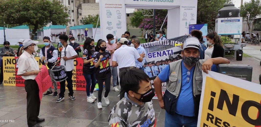 PrensaPeru2024's tweet photo. Gran Plantón de los seguidores de @JoseVegaUPP Frente al @JNE_Peru !!
@Latina_Noticias @noticiAmerica @PTV_Noticias @canalN_ @noticias_tvperu @atvmasnoticias @RPPNoticias @willaxtv @ucinoticias_pe @Caretas @kikesitov67 @peru21noticias @elcomercio_peru @larazon_pe @ExpresoPeru https://t.co/lRkzyP3cAy