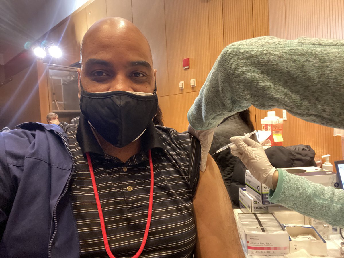 Luis_M_D's tweet photo. Leading by example. Get the vaccine if you can. #NYPH #PfizerVaccine https://t.co/Fmtove8Xdz