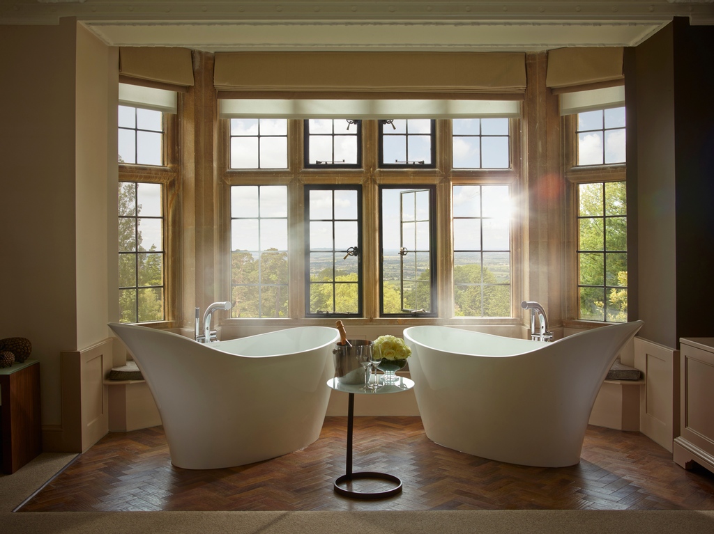 How are you planning on celebrating the new year? For us, the perfect New Year’s Day would be spent enjoying a long luxurious soak, sipping on a glass of bubbly! Credit: Foxhill Manor l8r.it/6WpB