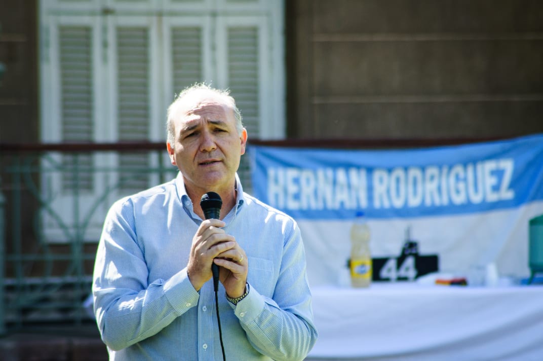 grcarmonac's tweet photo. Por decisión e indicación del Ministro de Defensa @RossiAgustinOk realizamos junto al Delegado de la Armada Argentina en #Mendoza la entrega del Pabellón Nacional a la familia del Suboficial Principal Hernán Rodríguez, uno de nuestros comprovincianos tripulantes del #ARASanJuan https://t.co/H9QlaHketo