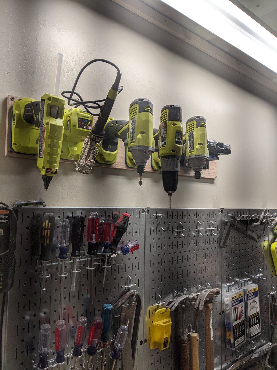 Got an awesome new ryobi glue gun and soldering iron for Christmas so I had to get organized with some 3d printed hangers.