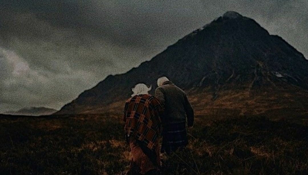 Hemdem; aynı anı, aynı nefesi paylaşan demek. Dost, sevgilidir. Yalnızca yanında olan değil, halinden anlayandır. 

Farsça hem “-daş” ve dem “nefes, zaman” sözcüklerinin izdivacından doğmuştur.