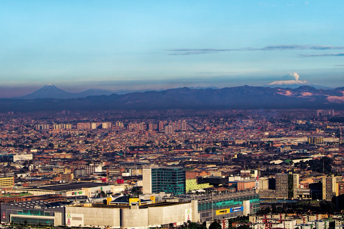 Historia de Colombia (@colombia_hist) on Twitter photo Bogotá 3 de mayo de 2017 en, era tan clara la mañana que se podían observar los nevados del Tolima y Ruíz (es raro verlos al tiempo)
Foto de <a href="/SirCharlitos/">Carlos Espinosa</a> Bogotá 3 de mayo de 2017 en, era tan clara la mañana que se podían observar los nevados del Tolima y Ruíz (es raro verlos al tiempo)
Foto de <a href="/SirCharlitos/">Carlos Espinosa</a>