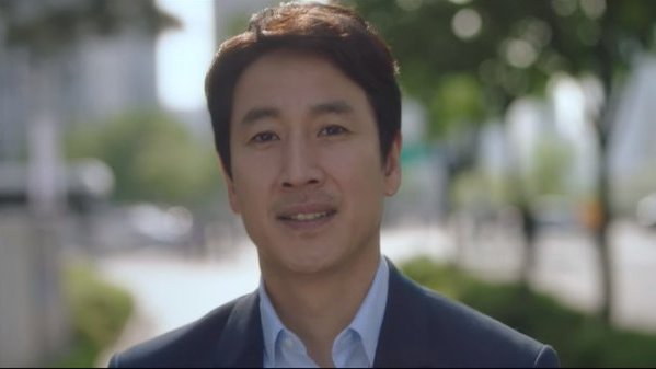 "Jian, have you found peace?""Yes. I have."[The way they both turned back for each other will forever haunt me. Like I said, My Mister was painfully beautiful. ]