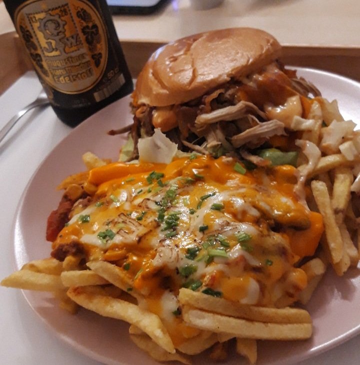 IBK093's tweet image. Venga va que estamos a mediados de semana!! #PulledPorkBurger #ChiliCheeseFries #HellesBier 🤤👋🏼😊