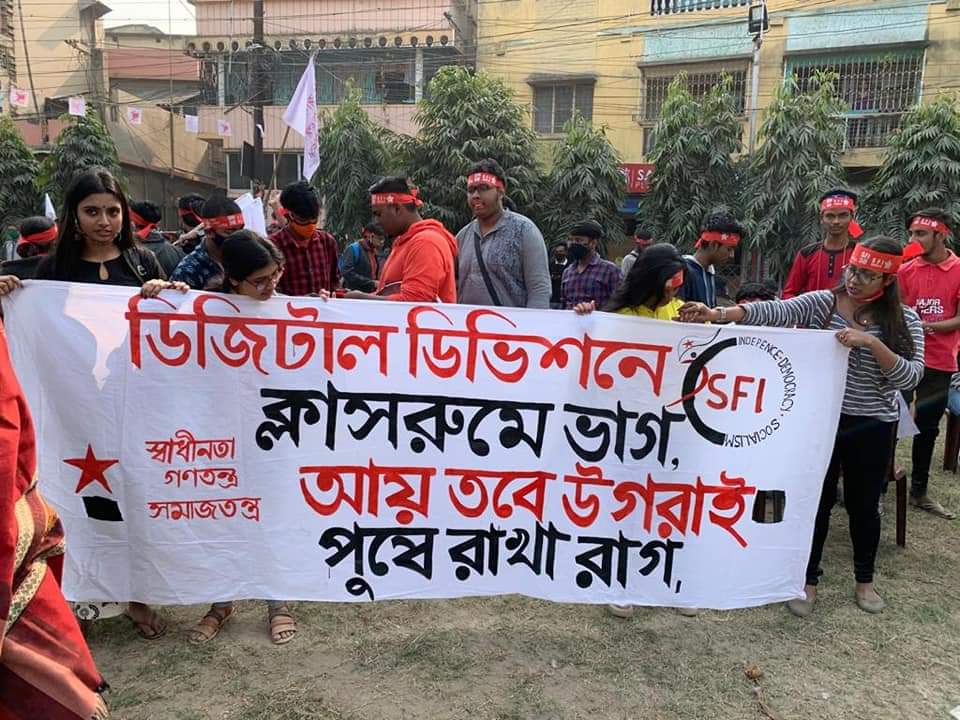 MayukhDuke's tweet image. To live life there are only two ways. One whatever is happening let it happen,keep tolerating it or else take the responsibility to change it.
SFI prefers later one.
Today&apos;s vibrant rally of SFI North 24 pgns district.
#SFI50 #StudyStruggle