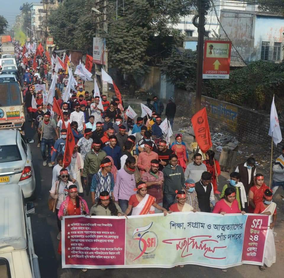 MayukhDuke's tweet image. To live life there are only two ways. One whatever is happening let it happen,keep tolerating it or else take the responsibility to change it.
SFI prefers later one.
Today&apos;s vibrant rally of SFI North 24 pgns district.
#SFI50 #StudyStruggle
