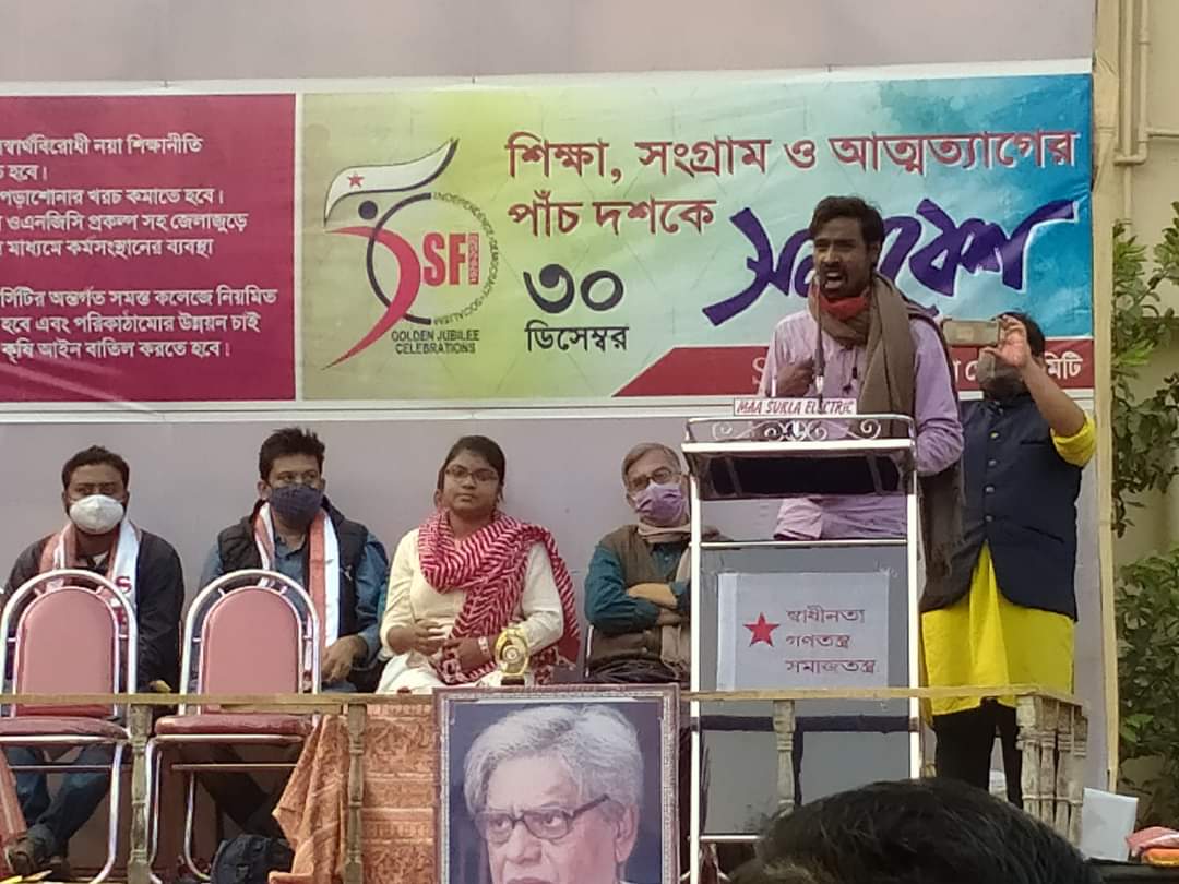 MayukhDuke's tweet image. To live life there are only two ways. One whatever is happening let it happen,keep tolerating it or else take the responsibility to change it.
SFI prefers later one.
Today&apos;s vibrant rally of SFI North 24 pgns district.
#SFI50 #StudyStruggle