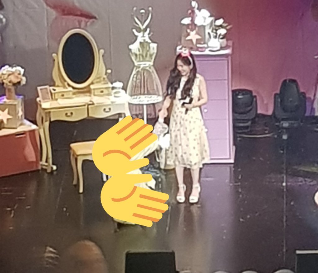 아맞아 그리고 재밋는사진 첨부합니다 ㅋㅋㅋㅋ아사진은 제가 언이의 이벤트에너무 감동하고 고마워서 무대 내려가기전에 언니한테 절하고 ㅋㅋㅋㅋ 내려갈려고했는데 (진짜로) 언니가 어디서 나온힘인지 내가 절대 절못하게 끌어올리는사진임 ㅋㅋㅋㅋ 근데무슨 청혼하는것마냥나와섴ㅋㅋㅋㅋㅋㅋ