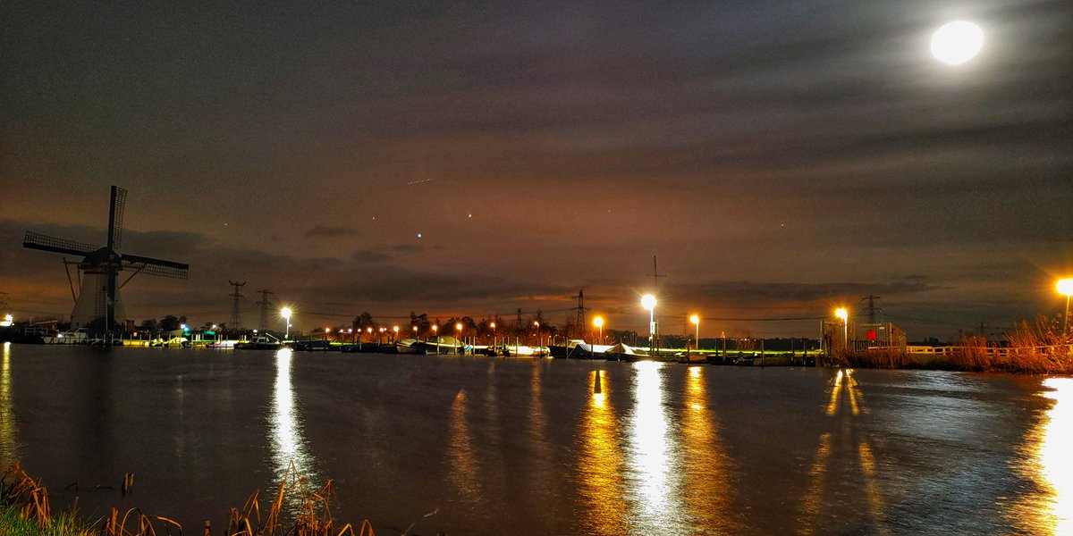 Goedenavond nog even op jacht naar de #vollemaan voor vanavond in #alblasserdam bij de #Kortlandmolen #weerfoto de laatste van het #jaar2019 best frisje 🙋🙋🙋📷📷💤💤💤