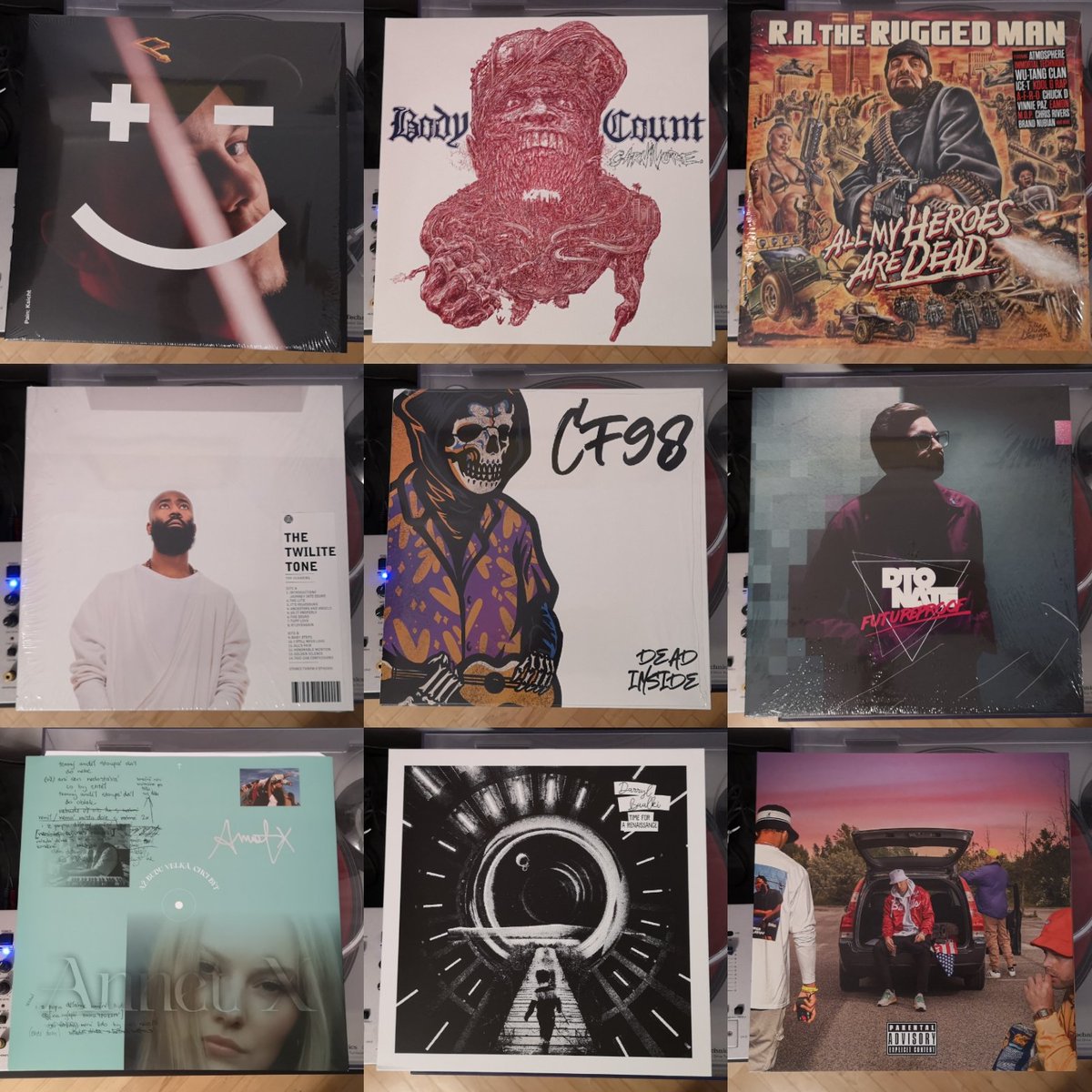 I když rok 2020 nebyl zrovna plný koncertů a vinylových burz, vyšlo spoustu skvělých desek a tohle je moje vinyl top 9 za posledních 365 dní.