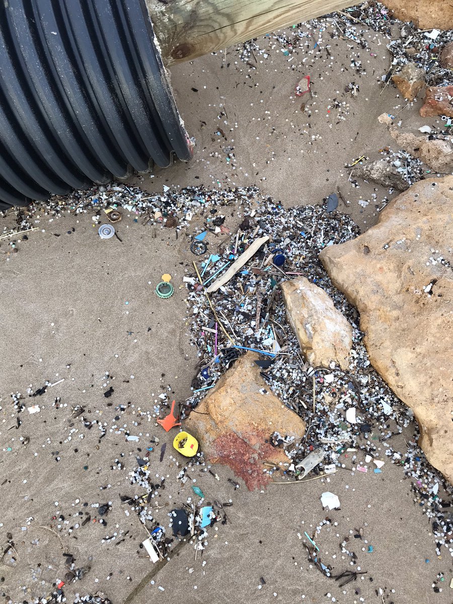 SirihCodrum's tweet image. Avui a la zona naturista de la platja Savinosa a Tarragona era impossible no trepitjar els plàstics i pellets que s’hi acumulen 😞 #pellets #Tarragona