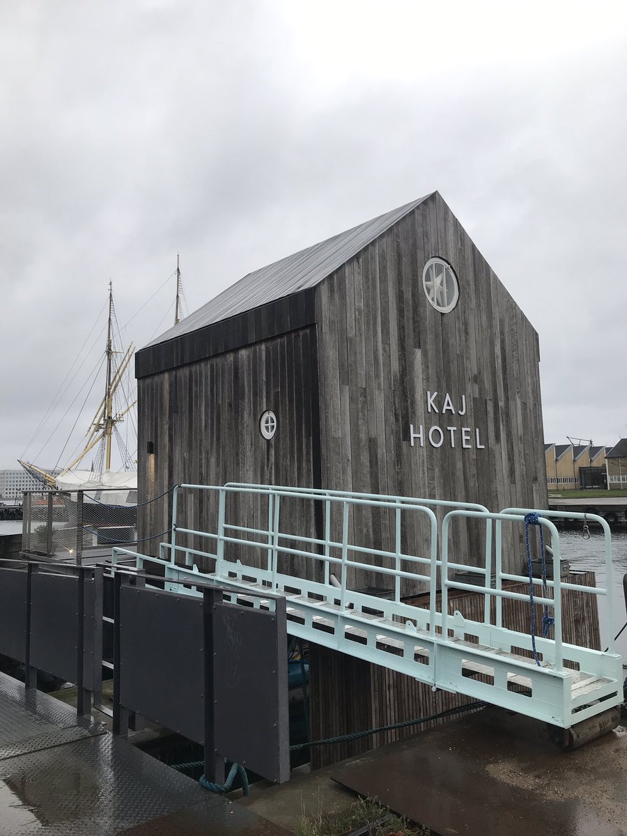 missmunter's tweet photo. Bor på verdens hyggeligste husbådshotel og drømmer om “weekendhus på fjorden” hjemme i #mitroskilde #kajhotel #simpleliving #smallhouses https://t.co/kBtAmKMThf