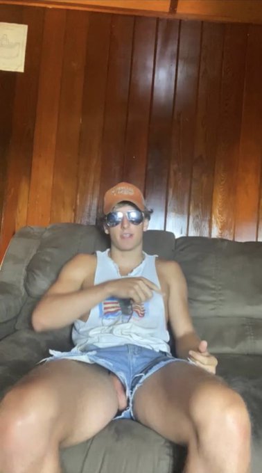 Like for Left. Retweet for Right 😏 https://t.co/Wafw0ZiMez