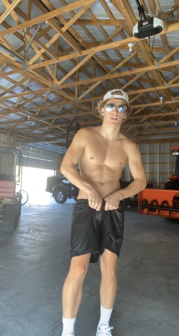 Like for Left. Retweet for Right 😏 https://t.co/Wafw0ZiMez