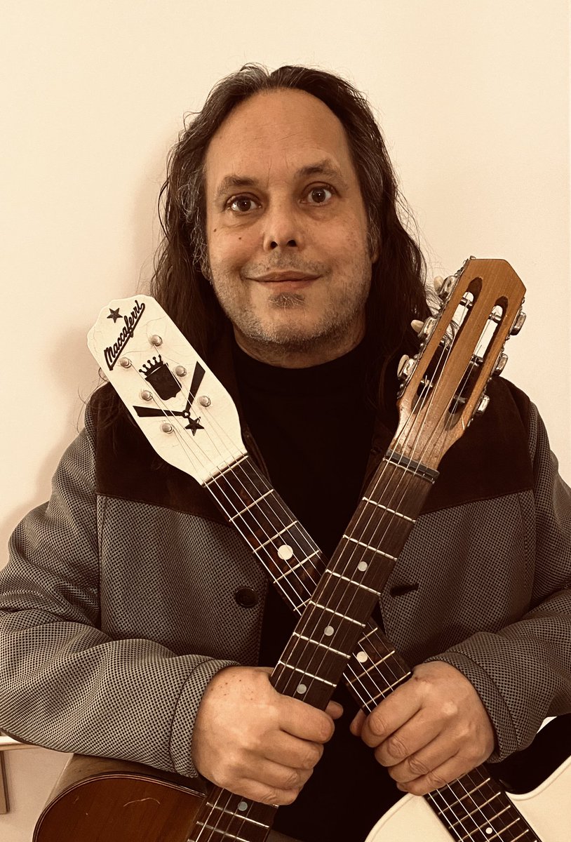 Stemmen! 
Vakblad De Gitarist heeft mij weer genomineerd voor een mogelijke plaats in de ‘Top 10 Beste Akoestische Gitarist Benelux’. Ik kan jullie stem goed gebruiken, dus: willen jullie alsjeblieft op mij stemmen? Stemmen kan via gitarist.nl/poll en kan tot 7 februari