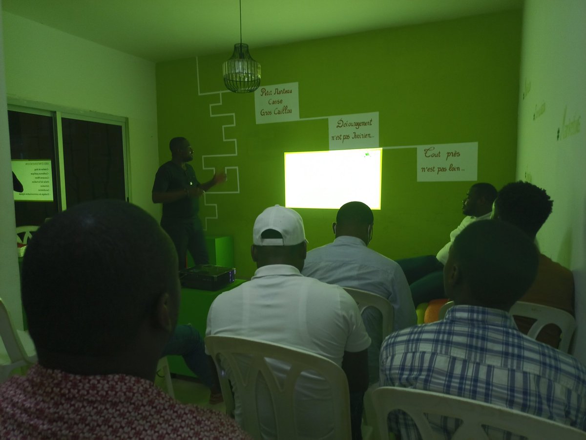 aboukam's tweet photo. Avant l'intégration des nouveaux membres de l'#UNBCI c'est au SG @PlumeSincere de présenter l'Union Nationale de blogueurs de #CIV UNBCI avec un objectif démocratiser le #blogging dans le pays #GoUnbci #CIV225 #Civblogs #Civtech #ApéroUNBCI https://t.co/oquzVfRQ9D