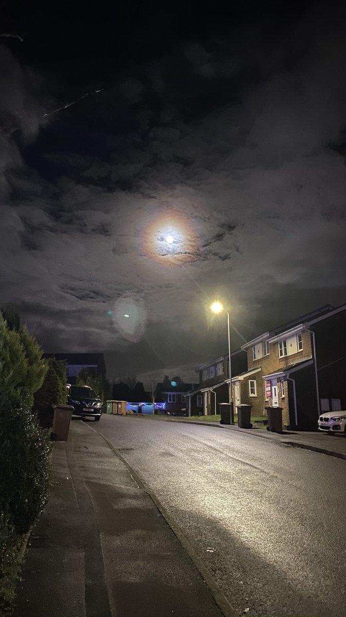 kopajp's tweet photo. A spectacular show from the moon tonight. So cool watching it rise up from behind the clouds. #moon @DerekTheWeather #Nightsky 🌙 https://t.co/nv5SCC9Bj3
