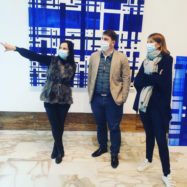 geoffroyboulard's tweet photo. 🎨 Accrochage ce matin de la nouvelle exposition de peintures de l’artiste FL « Bleu » avec @Alix_Bougeret 
📌 A voir dès lundi prochain dans le hall-galerie de la @Mairie17 pour bien démarrer l’année 2021 #culture #paris17 https://t.co/Vb1bsdPVTw