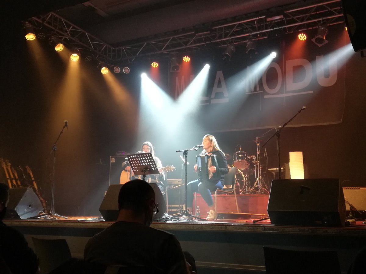 aaranburuzabala's tweet photo. Kultura segurua da, bai horixe! Eskerrik asko! Keinu politta herriko neska gazte musikariei ere taularen gainean tokia egitea! @milamodu @Gaztelekua @BerbiaOnati https://t.co/Zx7vvXMTnK