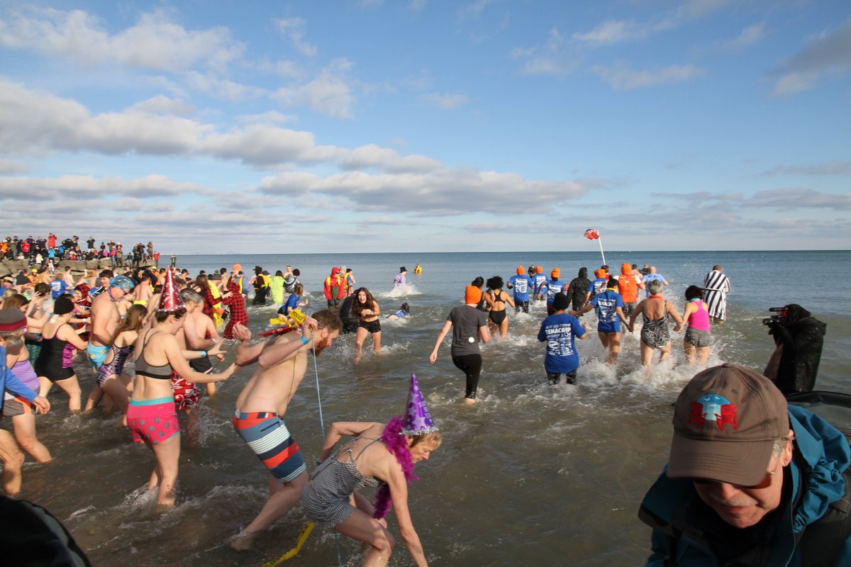worldvisioncan's tweet photo. Looking for something to do on #NewYearsDay? Join the virtual Polar Bear Dip trend! “Anything that’s cold counts!” says @jennacourage from @PolarBearDip. More info here https://t.co/JWGRPN3wRs https://t.co/Zjmrs0gdce