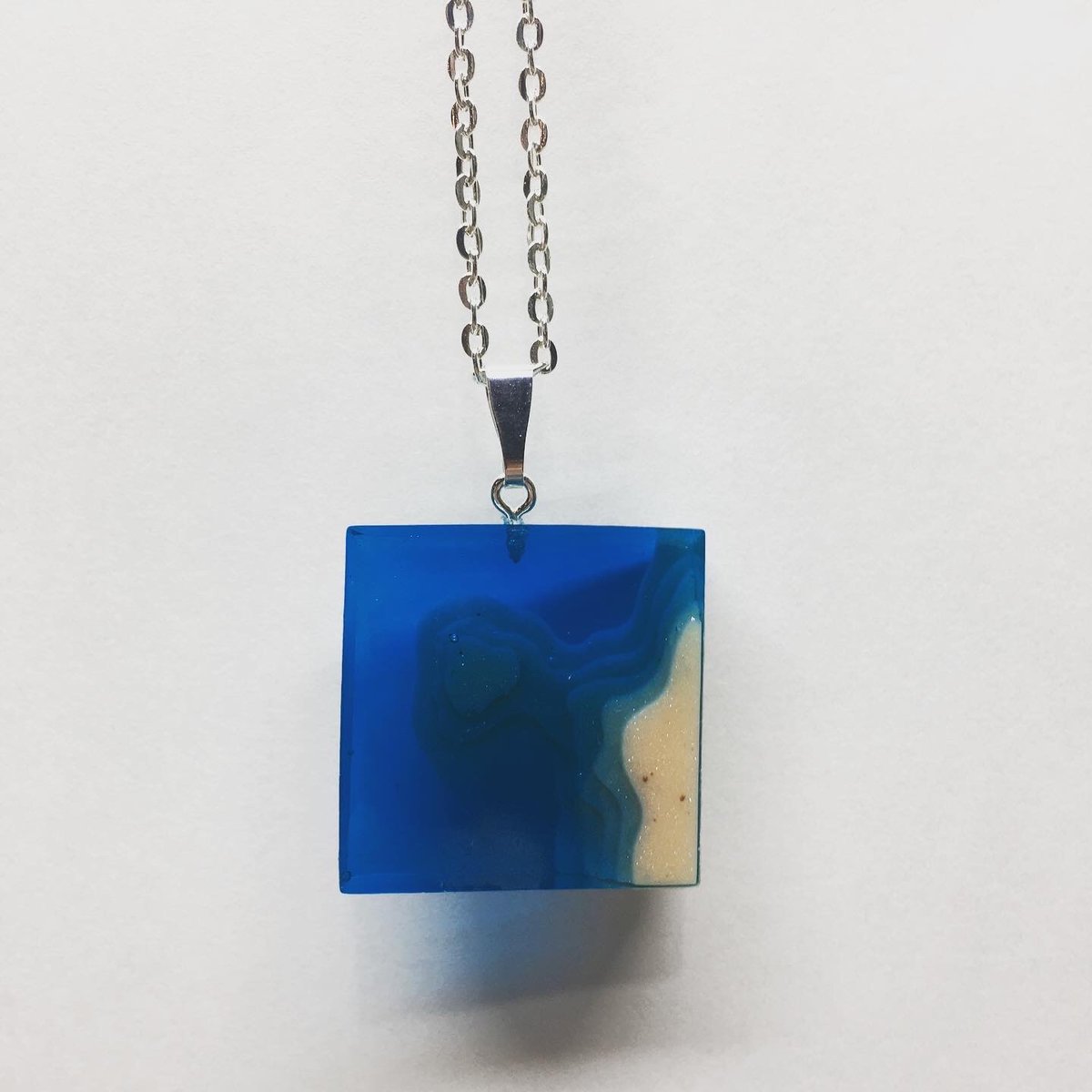 Hannah_Friend's tweet photo. 🎉 Just listed some #resin pendants for sale over on my Instagram @Friendly_Findings you can check them out there or DM me here to see what else is available and for prices! 😊 https://t.co/iTIAkDjGIY