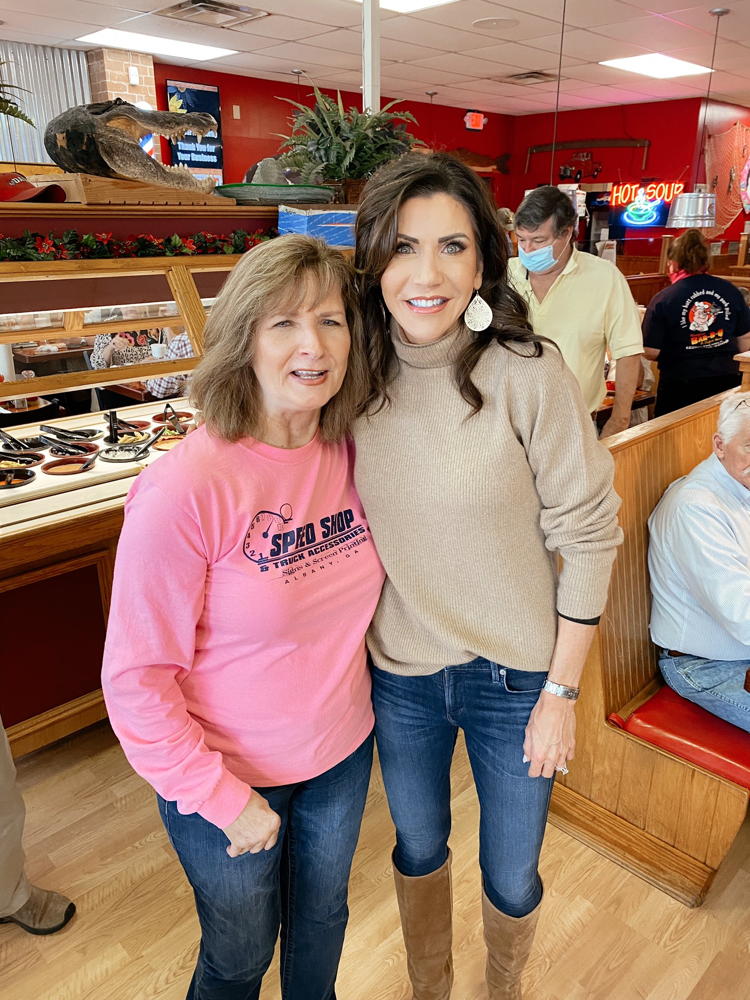 Kristi Noem Sexy Pics Kristi Noem Twitterren: "Leesburg is ready to vote on Tuesday for @KLoeffler and @Perduesenate ! Great to be in GA today talking to voters. Thank you to Riverfront Bar-B-Q for the fantastic