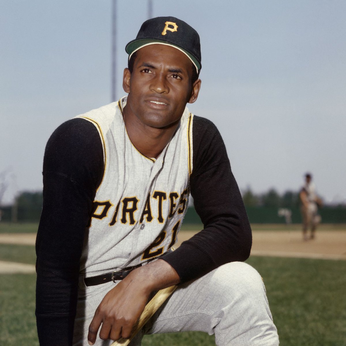 dvesean's tweet image. Pittsburgh Pirates RF Roberto Clemente 38 d. in a plane crash off the coast of Puerto Rico Dec 31 1972. He was trying to deliver earthquake relief supplies to Nicaragua. #21 played his entire 18 season career for The Pirates, 1955-1972. 15X All Star, 12X Gold Glove, Baseball HOF.