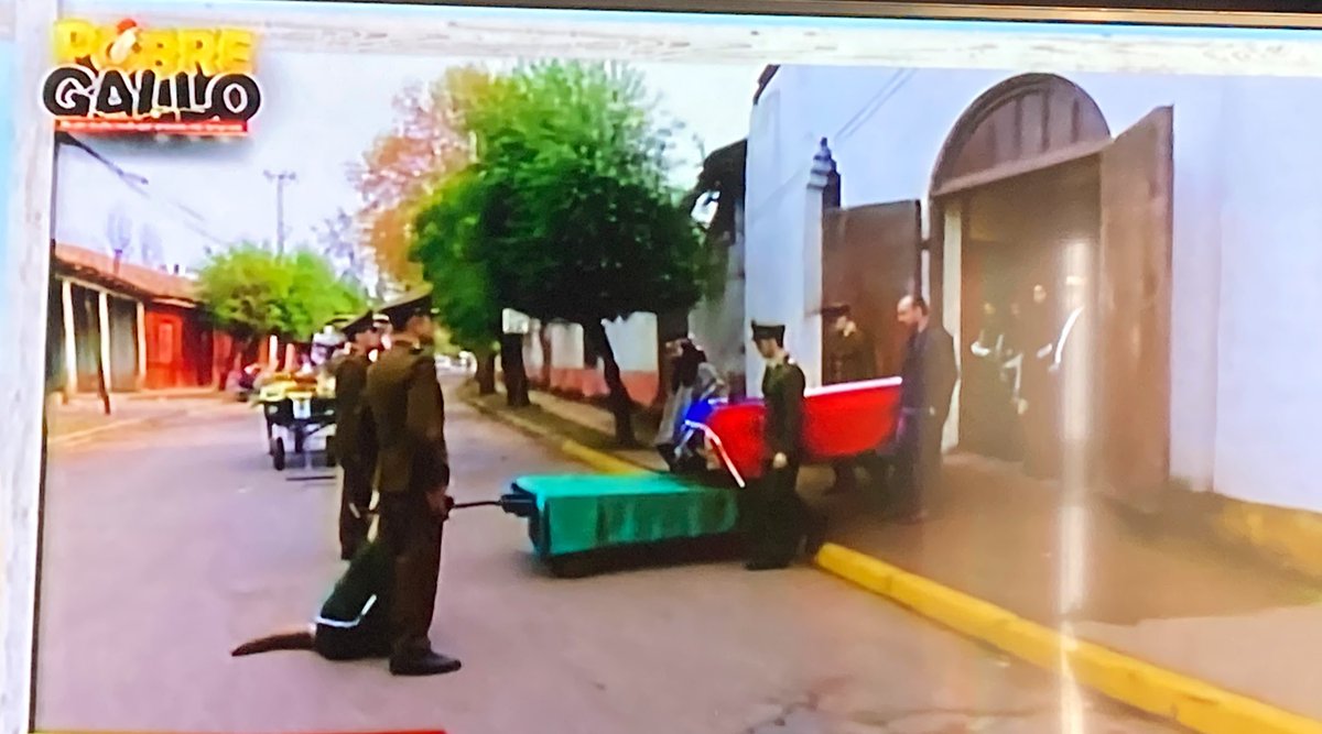 PAULIGODOYB's tweet photo. Una teleserie que nos enseñó que un @Carabdechile cuándo parte es terrible tanto para la institución como para los familiares y amigos! Si estas escenas te emocionaron piensa cómo es la partida de quién se va !!! Por lejos #Railef ha sido el que me robó el corazón ❤️🙌🏻✨ https://t.co/uQhjQq5sQZ
