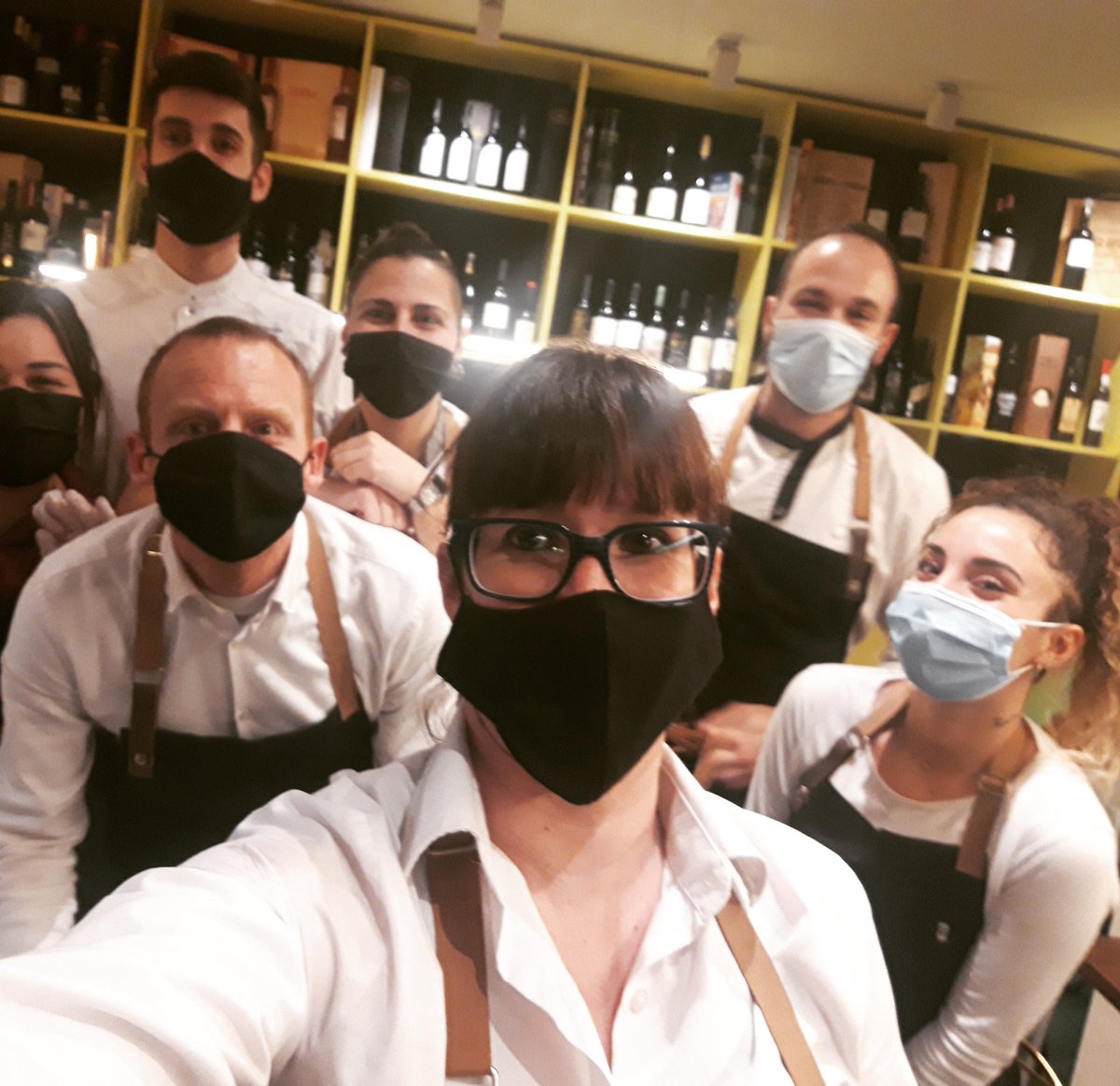 Tras el último servicio del año nos despedimos con una sonrisa,  a pesar de las mascarillas, deseandoos a todos Feliz año!!! Os esperamos en 2021!!! 🍾
.
.
.
#sherrylover #winelove #wine #sevillatapas #SevillaHoy #tdsgastro #gurmesevilla #sevilla #restaurante #foodie #cheflife