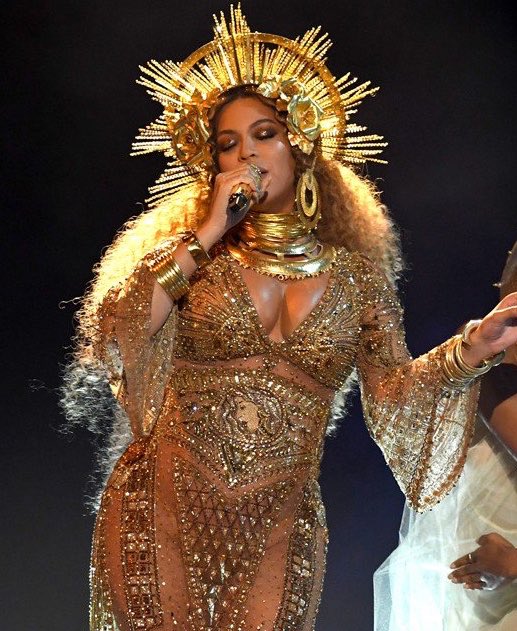 Beyoncé and Solange with the same energy; a little thread: