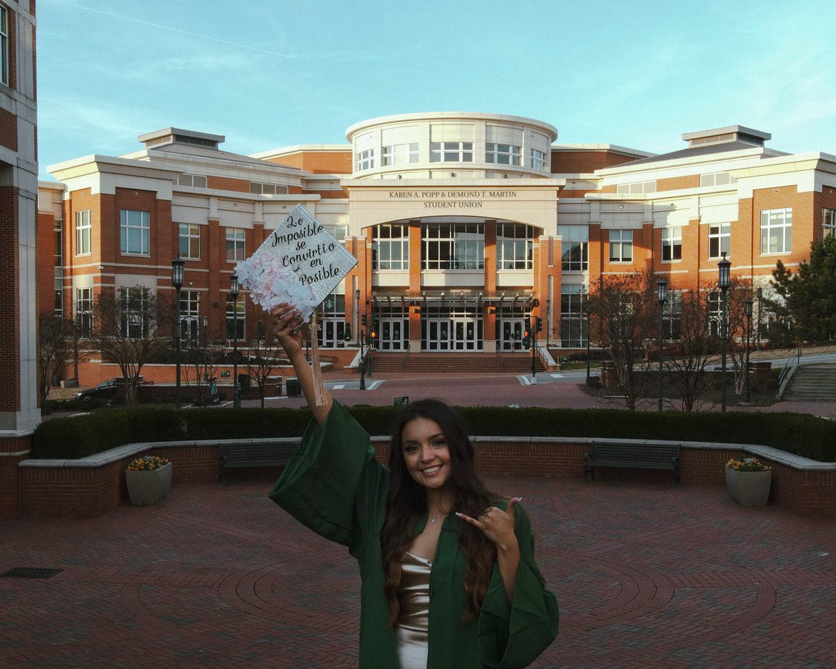 FernaandaGissel's tweet photo. I graduated from UNC Charlotte debt free 🥲 https://t.co/I9Sw309U8y
