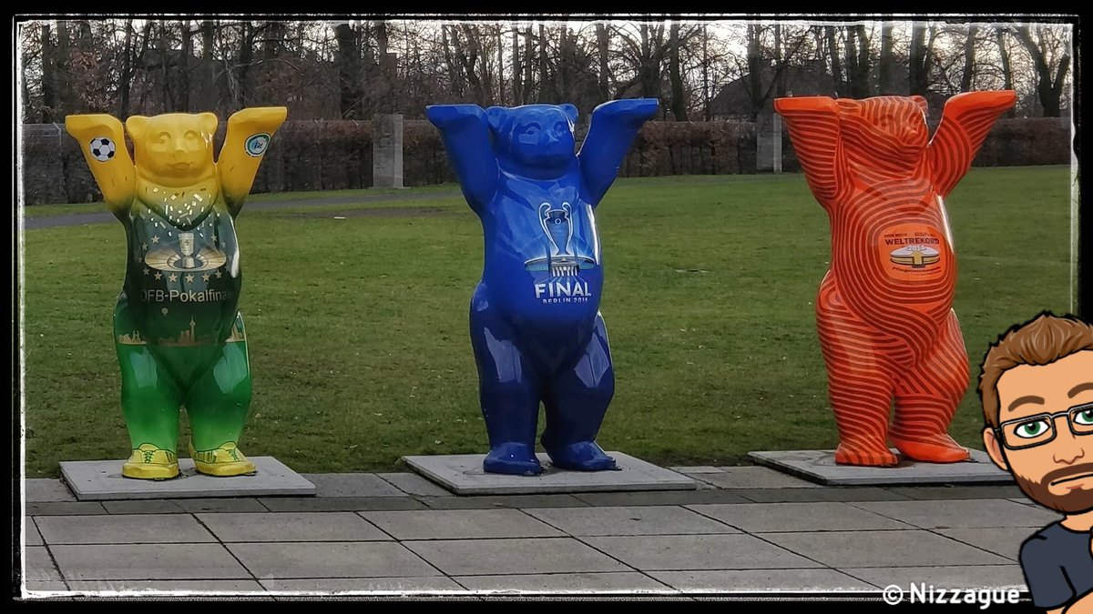 9. Outre la Coupe du Monde 2006, le Stade Olympique a accueilli plusieurs autres événements : finale de la Ligue des Champions du 2015, championnats du monde d'athlétisme 2009 ... Ils sont présents sur ces ours, emblèmes de Berlin à l'entrée du stade ...