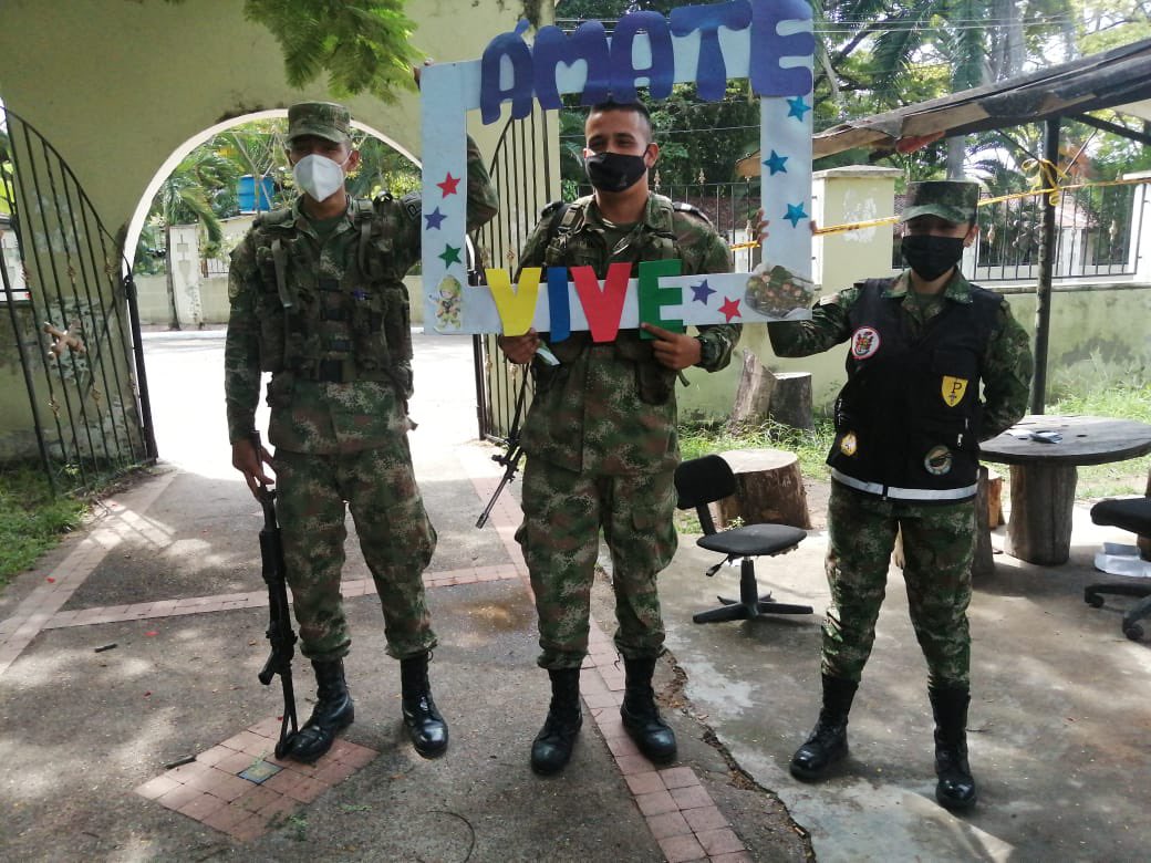 Ejercito_Div5's tweet photo. Personal del #BASPC de la #NovenaBrigada realizó difusión y capacitación de la campaña Soy Guardián de mi fortaleza  -Ámate y Vive, a soldados del cantón militar en Neiva #Huila, con la intención de dar a conocer la ayuda espiritual y psicológica que les ofrece el  @COL_EJERCITO. https://t.co/rg4XRBravb
