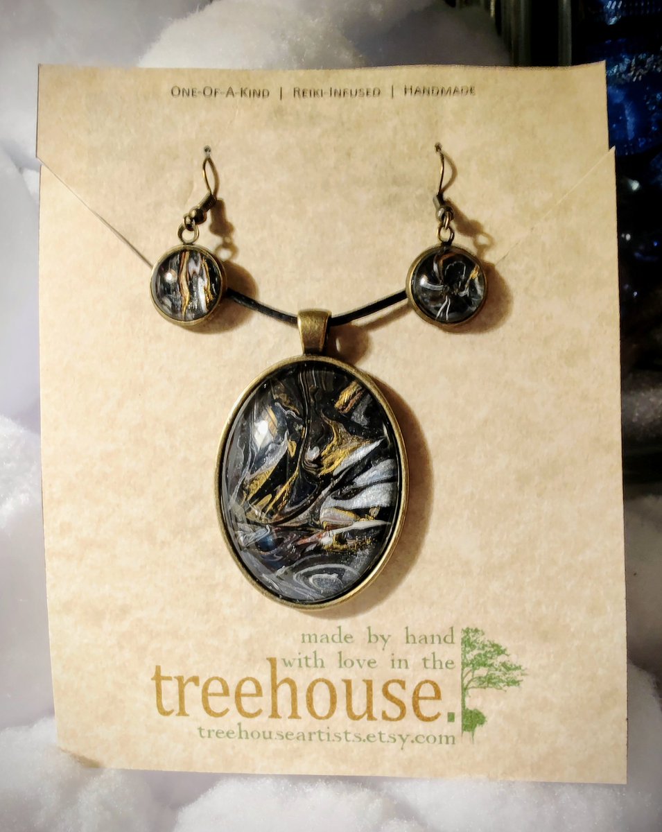 TreeHouseArtist's tweet photo. Cherie has been at it again! New jewelry now available in our shop! 

Wait until you see what we have coming for Valentine's Day gifts! 😱🥰

https://t.co/ZKChZqPBwM

#artistontwittter #gifts #ValentinesDay2021 #etsyshop #etsygifts #painting https://t.co/cJ2DgoySIn