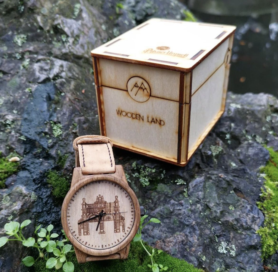 Hecho a mano en la República Checa y su cuerpo proviene de barricas de roble Pilsner Urquell.  El reloj va en una original caja de madera. Envío gratuito. Puedes adquirirlo y te lo enviamos directamente a tu casa en: cervezacheca.com/Reloj-100-de-m…