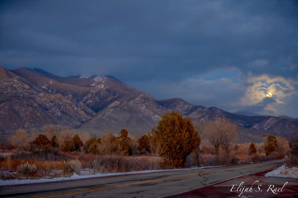December's Cold Moon was quite the sight in Taos, New Mexico last night! 🌕

📸: Elijah Rael