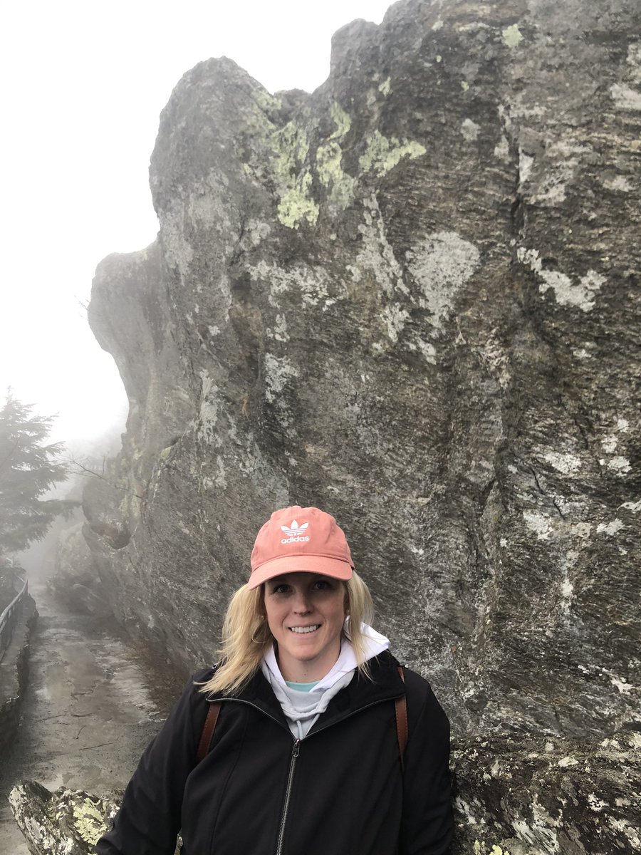 Mor_Simps's tweet photo. When you came for the views!! #theblowingrock #blowingrocknc https://t.co/ZNlQBkYrbl