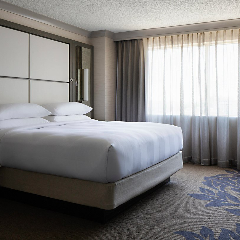 Natural light and comfortable beds are just the beginning! See all our amenities and book your stay on our website. bit.ly/2Y8UzBi #visitlittlerock #marriott #littlerockhotel