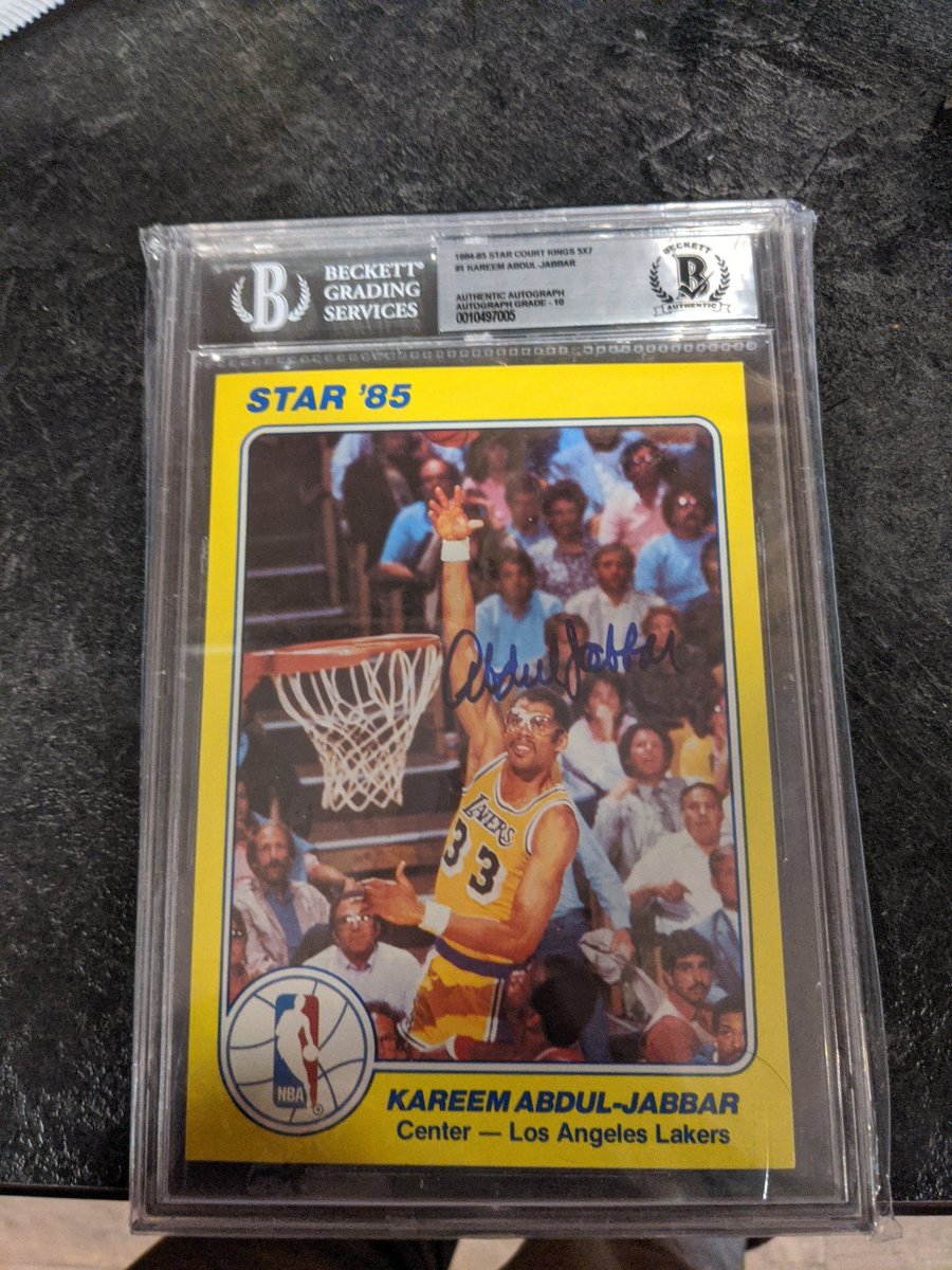 Fuck a picaso this is my form of art! Signed authenticated 1985 jumbo card!

#bgs #jumbocard #signed #thehobby #collector #kareemabduljabbar #legend #vintage #nbalegend