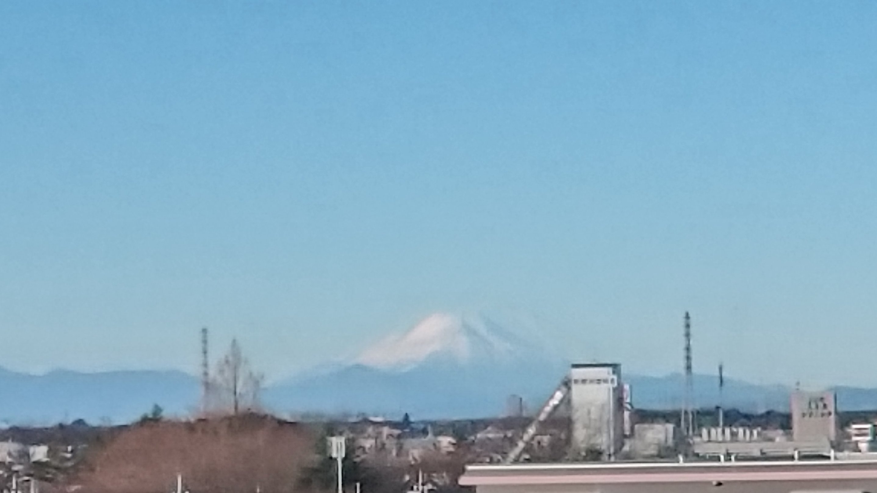 東武鉄道沿線情報 スカイツリーラインエリア 公式 今朝 31日 新越谷駅付近から富士山が見えました この付近は 高架線が高いので 冬の澄んだ朝は見ることが出来ます 皆様の街からは富士山が見えますか 富士山 T Co U7dtzblofm