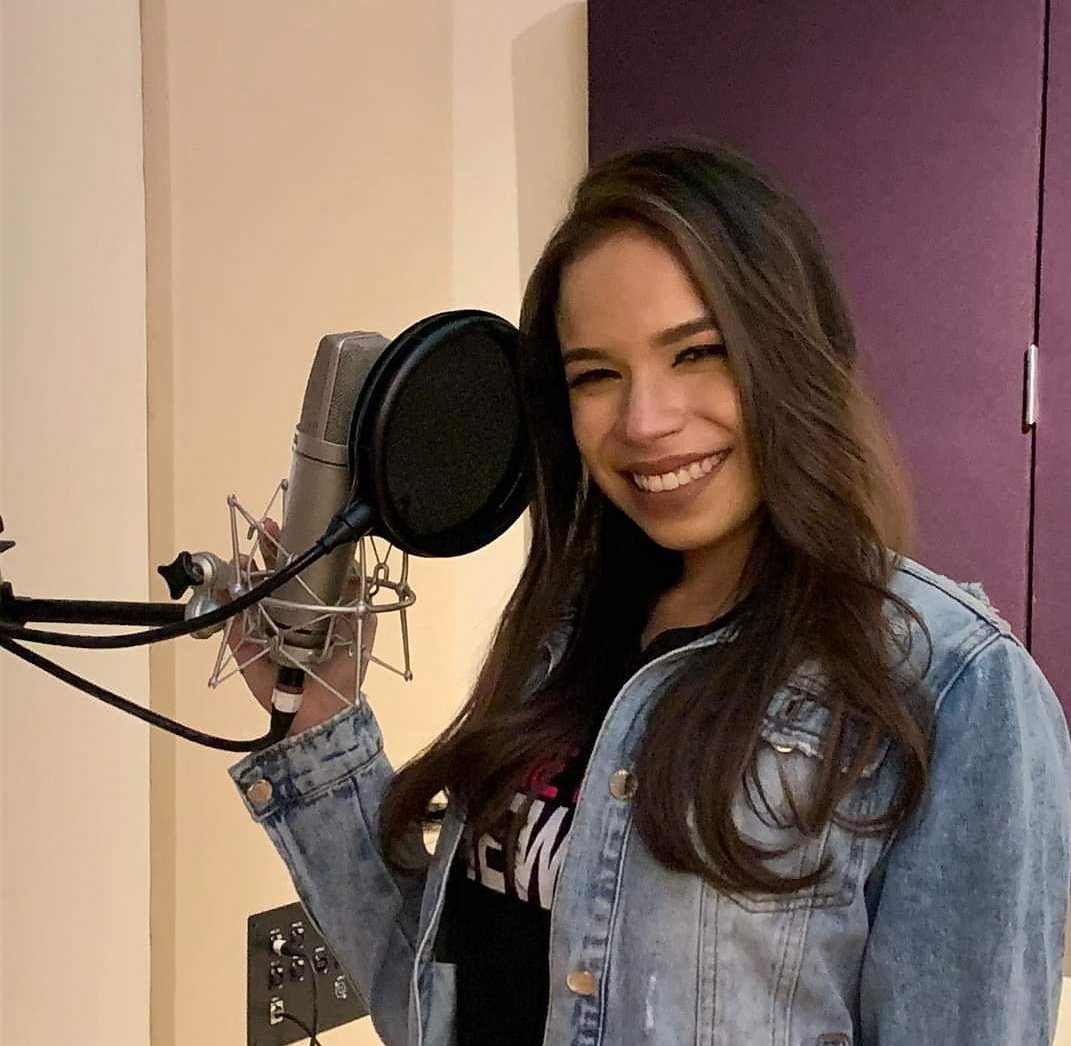 Esta imagen refleja a una <a href="/Angiefloreshn/">Angie Flores 💙🎶💜</a> con una felicidad inmensa por estar grabando su primer sencillo. Aquí comenzaba su carrera como artista, ¡qué orgullo! 🥺💙

¡Eres grande, <a href="/Angiefloreshn/">Angie Flores 💙🎶💜</a>!

#RewindDelAñoAngieliever