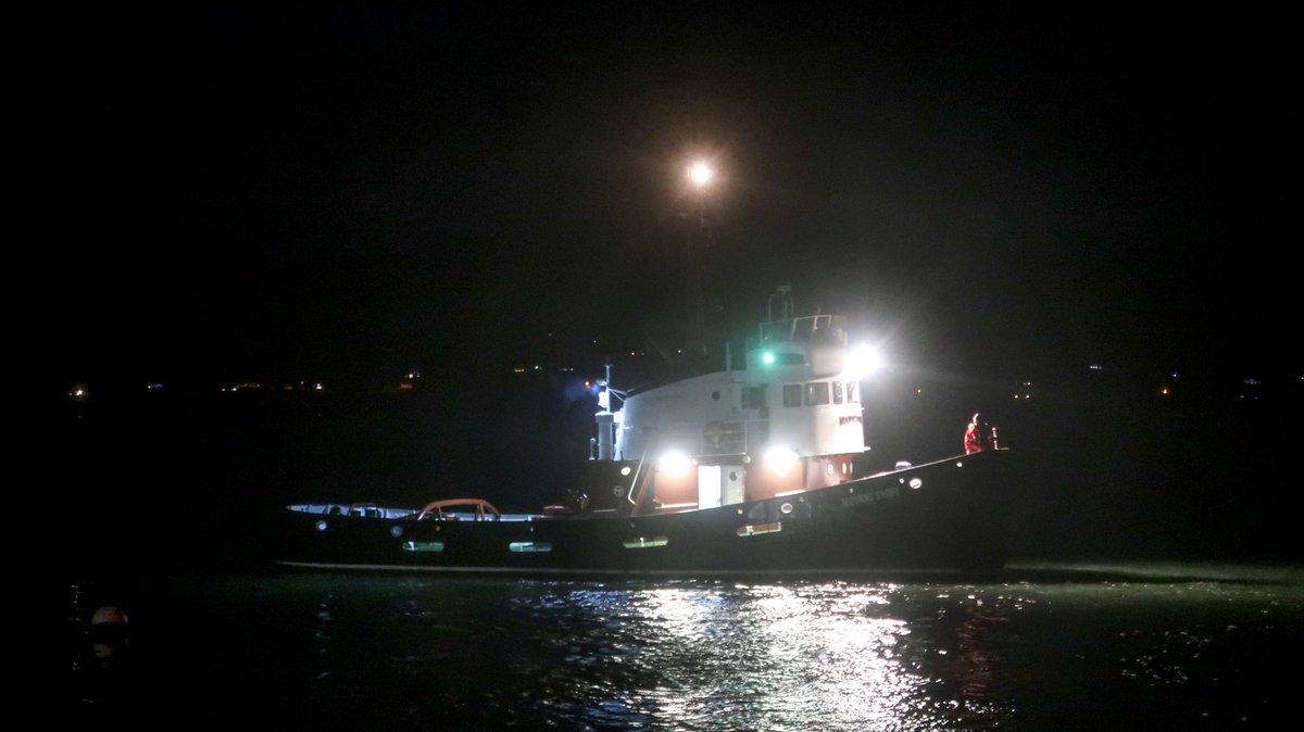CarlingfordIRE's tweet photo. Greenore was pretty busy this evening
#greenore #greenoreport #cargo #lightreflections
@GreenoreCG @picpoet @AimsirTG4 @GreenoreCG @newslineweather @earthandouts https://t.co/QB4v9juY0C