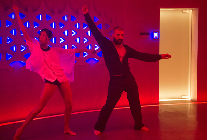 JacobOller's tweet photo. If you start Ex Machina at exactly 11:01 PM on New Year's Eve, Oscar Isaac will say "I'm gonna tear up the fuckin' dance floor dude, check it out" and dance exactly at midnight https://t.co/9Z0BHkuvy8