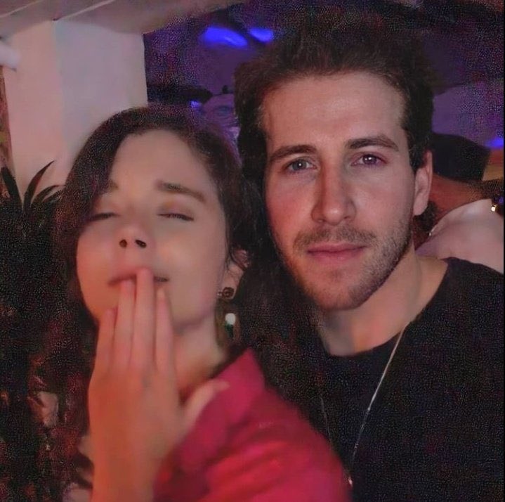 luaamazonas's tweet image. “- Não poderia escolher um dia - confessou. - Com você, Eloise, escolheria qualquer um. Qualquer um.

Tocou-lhe o queixo e se aproximou dela.

- Qualquer semana - sussurrou. - Qualquer mês. Qualquer hora.” 
     A PERFEIÇÃO Q ELES SÃO