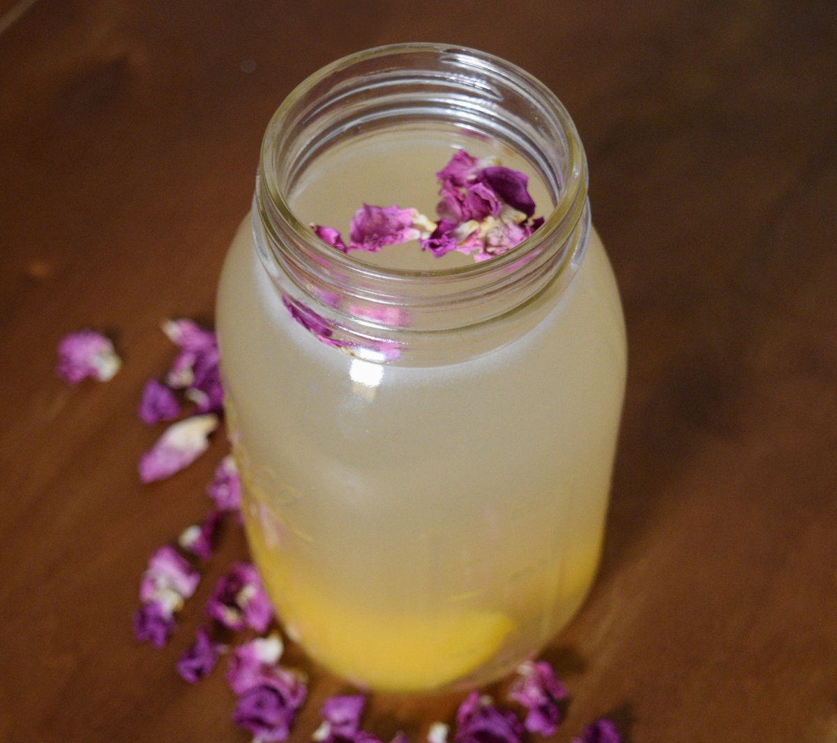 Wanting to try Water Kefir? 🤔 I suggest you start with drinking one 8 oz glass a day max until you build up your tolerance as it is very probiotic and can cause you to detox if you drink too much.

Learn how to flavor your homemade Water Kefir here 👉 smll.ink/FlavorWaterKef…