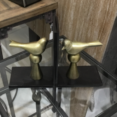 BTTDesign's tweet image. Exhibit your favorite cookbooks in the kitchen or add an artsy touch to any bookshelf with these delicate aluminum bookends. An antique brass finish allows for versatility, while toppers in the shape of birds simplify the line between function and decor 🐦