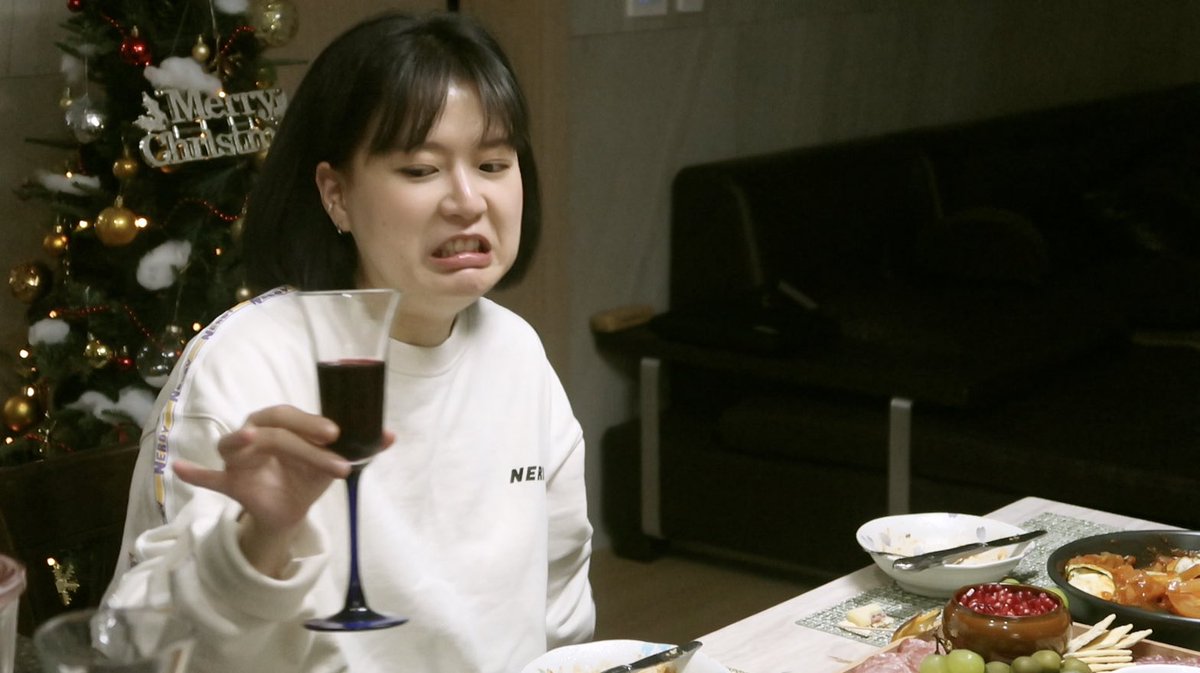 q2han's tweet photo. There are two types of drinkers🤣🍷👉🏻 https://t.co/tbvnHCgWkw https://t.co/NWf0EThHaQ